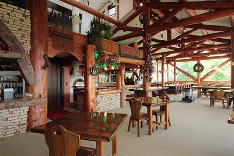 木の素材を使って作られたレストラン