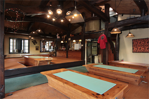 囲炉裏のある炉端焼きコース専用のレストラン